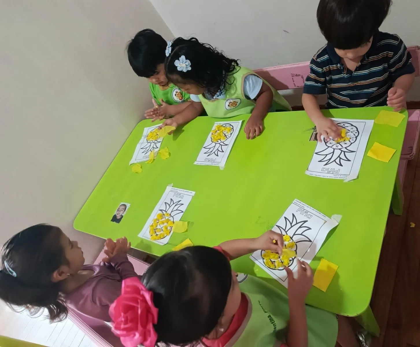Niños del Centro de Educación Inicial Mentes Brillantes en actividad cultural